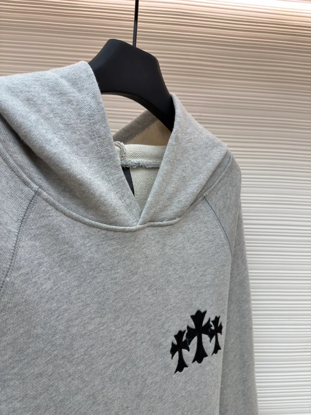 Chrome Hearts logo hooded sweatshirt ●Original version: Purchased and developed for 15998 ●Item number: 1682025-B15 ●Fabric: Interwoven air cotton fabric ●Technology: Patch embroidery production ●Color: Gray ●Version: Loose fit ●Weight: about 920 grams ●Size: S-M-L-XL ●Description: Customized heavy fortress interwoven air cotton, full of texture, thick and solid, based on high-end ash tone With a sense of beauty that coexists with vicissitudes of life and elegance, the Crow heart cross appliqué decoration on the chest becomes the ultimate interpretation of the dark Gothic style. The CH Gothic font is the finishing touch on the back page, letting the totem become your spiritual thorn. The logo iron plate sways slightly with the swing of the body, adding a sense of movement and vitality. It is unobtrusive but has an indescribable aura. It interprets the perfect blend of retro and luxury, using imported machine appliqué technology. Using advanced computer control systems and precision mechanical components, Chrome Hearts logo appliqué embroidery is realized, showing an embroidery effect with both clarity and three-dimensionality. The fabrics have been washed, have a better hand feel, are not easy to deform, are not easy to shrink, are not easy to fade, and maintain long-term beauty. The overall wiring is straight and delicate, the fabric is comfortable and soft, and the color is consistent without color difference. It can be matched with the same style to create a fashionable look and control various occasions. Customized accessories, complete with three standards, same style for men and women!